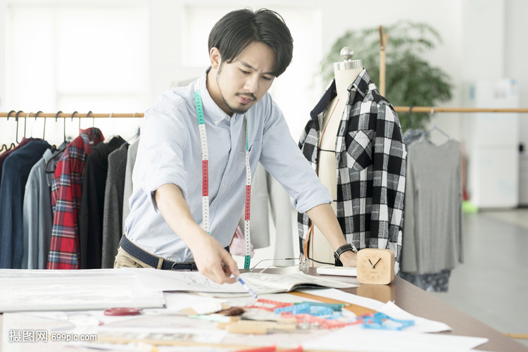 男服裝設計師的鞋帽創意與時尚探索